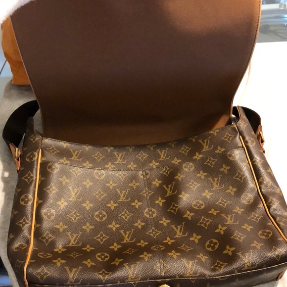 COPY - LV Messenger - Picture 7 of 16